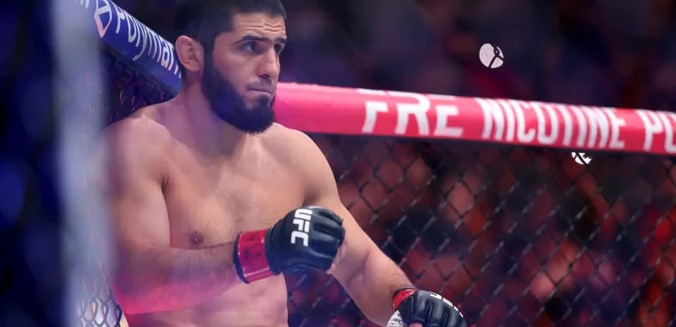 Lutteur assis dans la cage UFC avant le combat