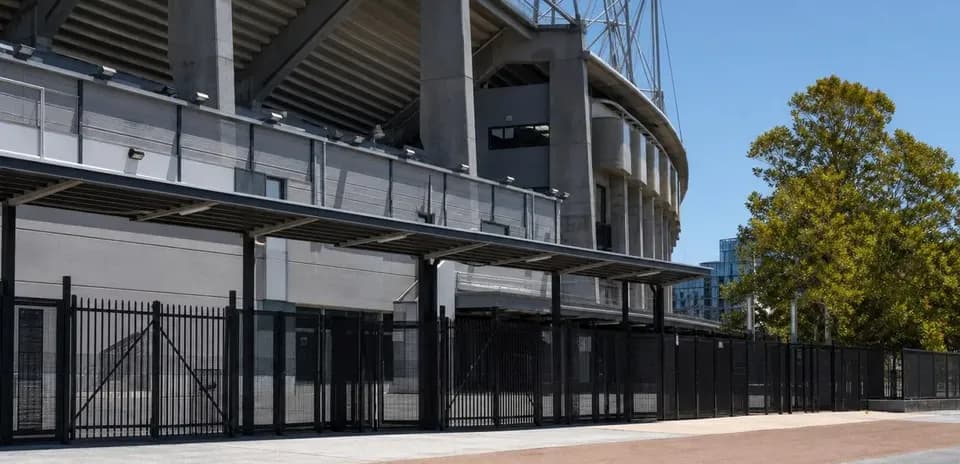 Entrée d'un stade avec barrières de sécurité