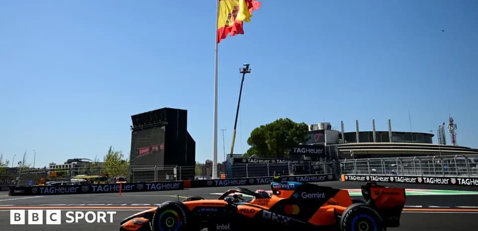 Voiture de course McLaren sur le circuit avec drapeau espagnol