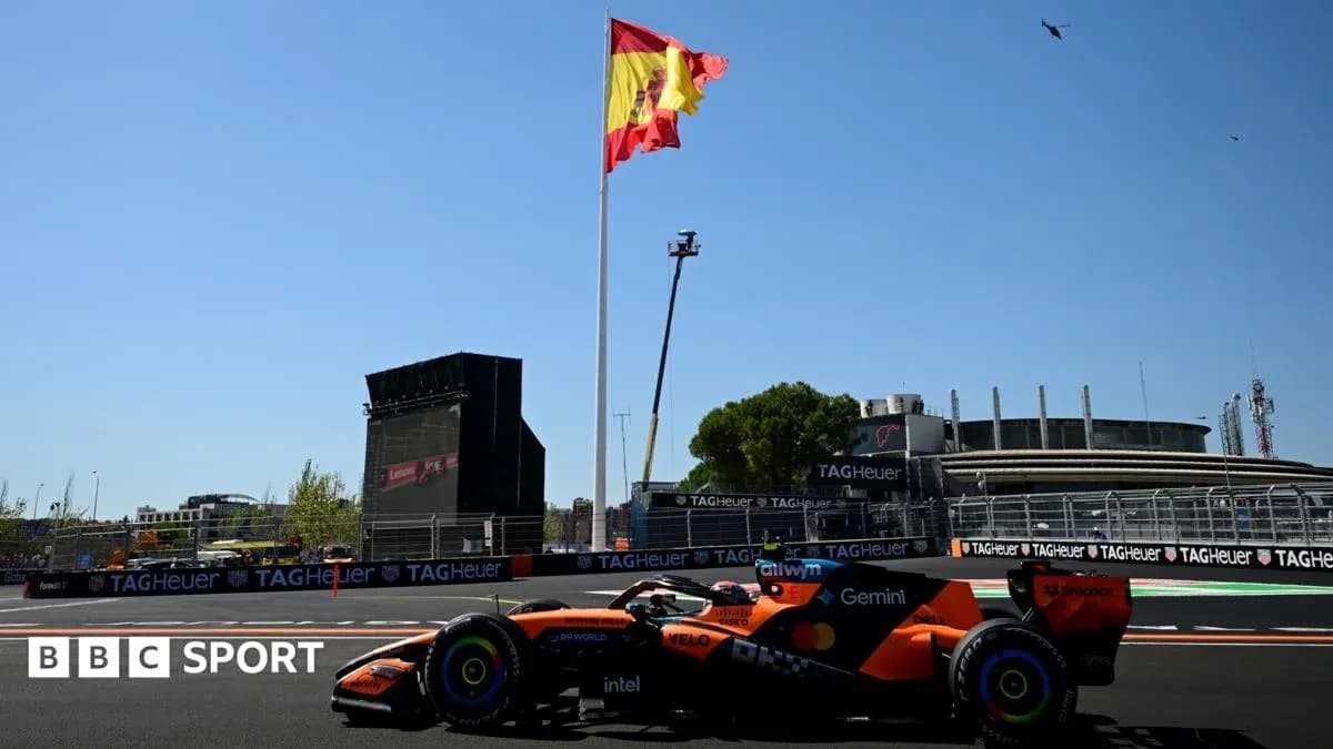 Voiture de course McLaren sur le circuit avec drapeau espagnol
