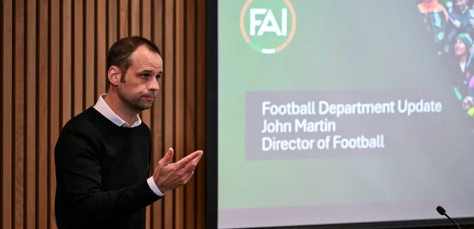 John Martin présentant une mise à jour du département de football