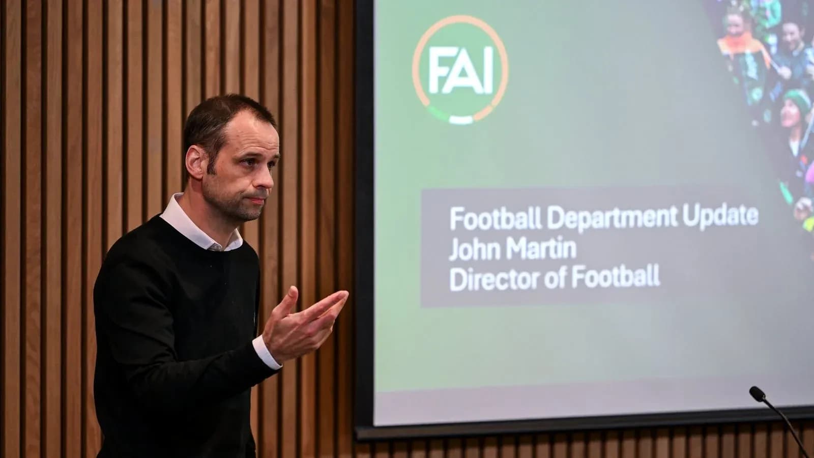 John Martin présentant une mise à jour du département de football