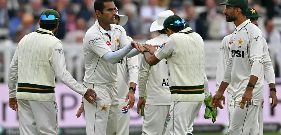 Joueurs de cricket pakistanais célébrant une wicket