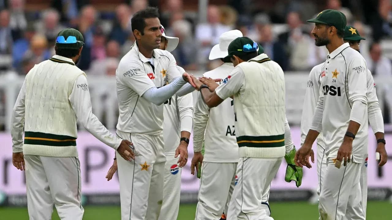 Joueurs de cricket pakistanais célébrant une wicket