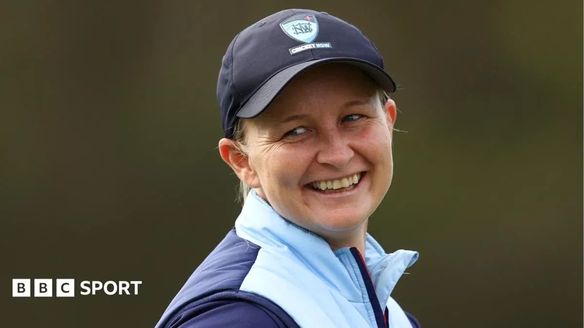 Femme souriante portant une casquette de cricket