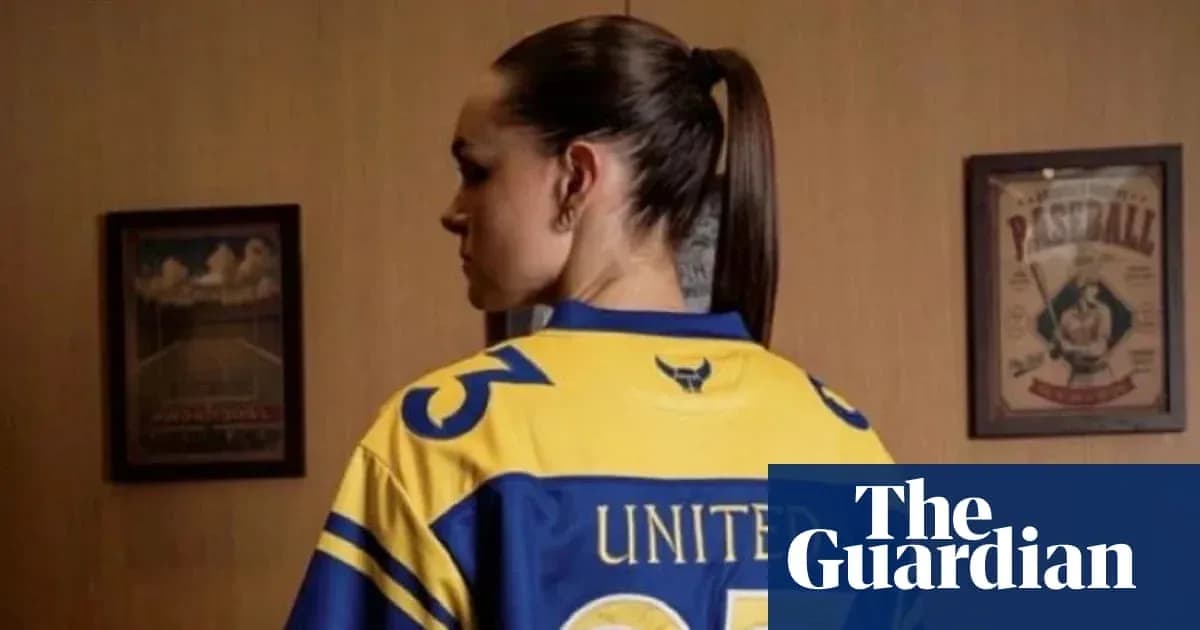 Femme portant un maillot de sport jaune et bleu