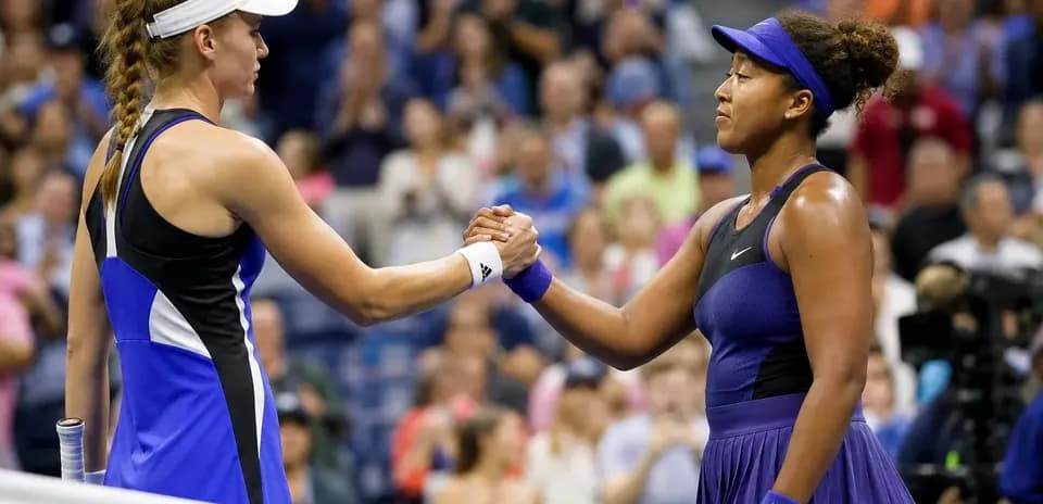 Deux joueuses se serrant la main après le match