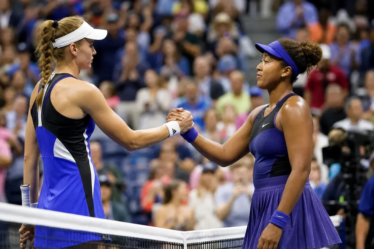 Deux joueuses se serrant la main après le match