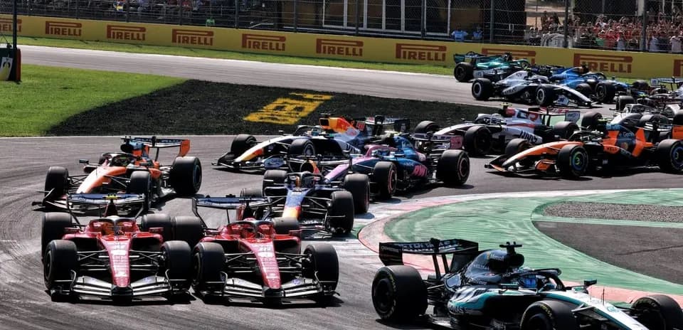 Plusieurs voitures de F1 en pleine course sur circuit