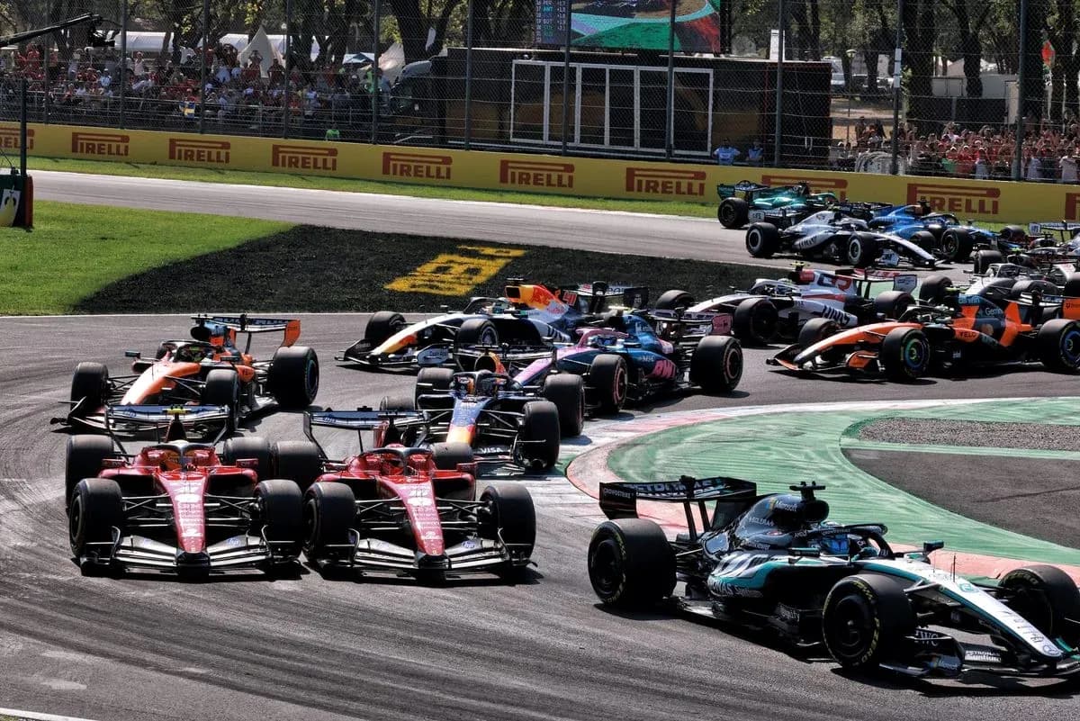 Plusieurs voitures de F1 en pleine course sur circuit