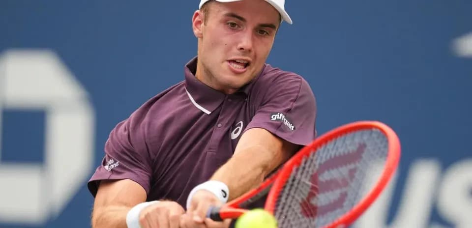 Joueur de tennis frappant une balle sur le court