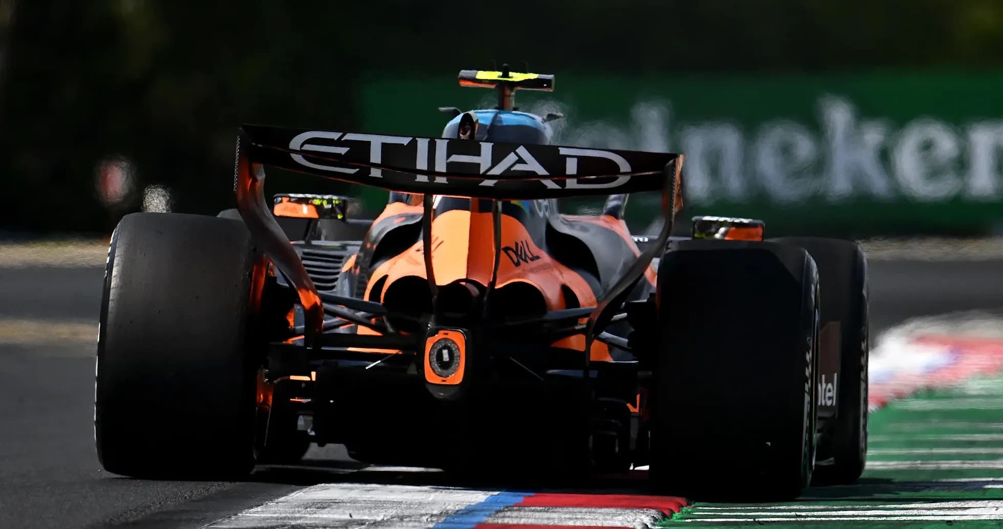 Voiture de Formule 1 McLaren sur la piste