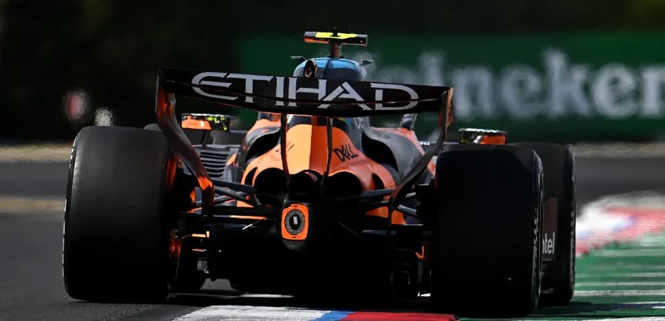 Voiture de Formule 1 McLaren sur la piste