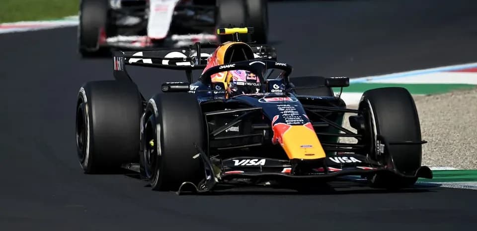 Voiture de Formule 1 Red Bull en course sur circuit