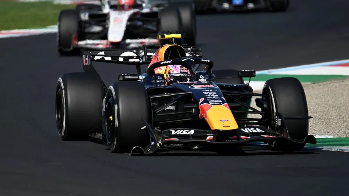 Voiture de Formule 1 Red Bull en course sur circuit