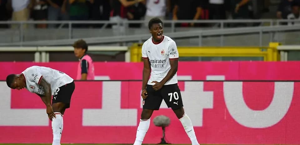 Joueur célébrant un but sur le terrain