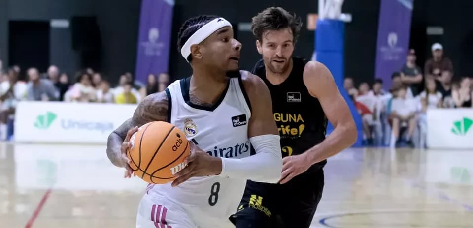 Joueur dribblant le ballon pendant un match de basketball