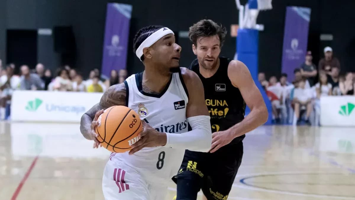 Joueur dribblant le ballon pendant un match de basketball