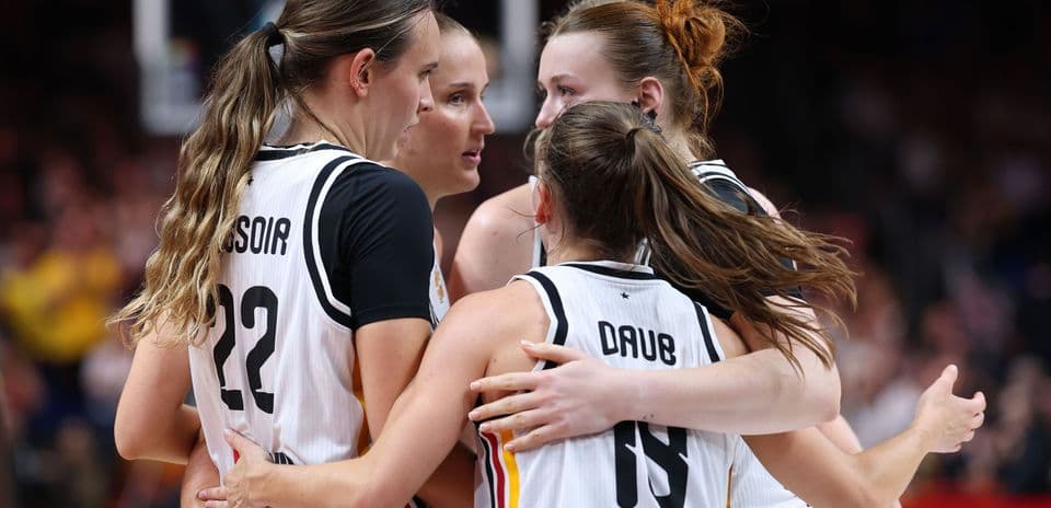 Quatre joueuses de basket se regroupent en discussion