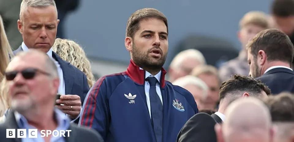 Homme en tenue de Newcastle dans une foule