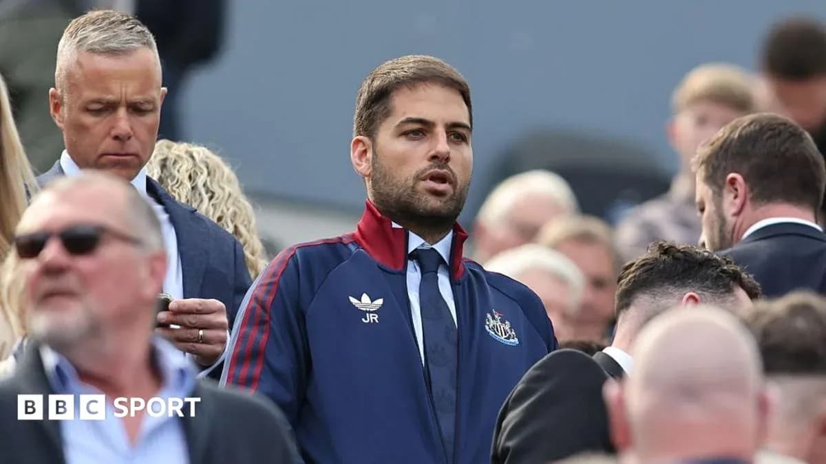Homme en tenue de Newcastle dans une foule