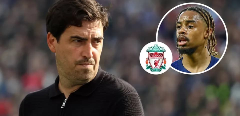 Entraîneur observant le match avec joueur de Liverpool en arrière-plan