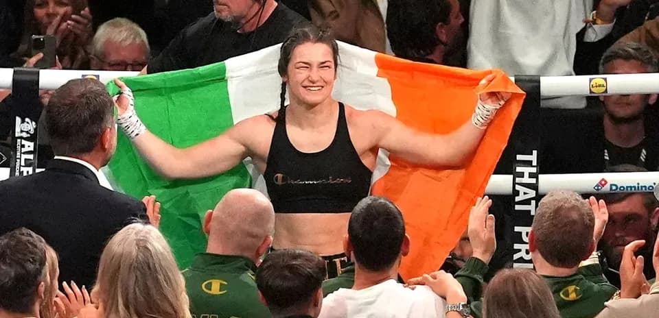 Boxeuse tenant le drapeau irlandais après victoire