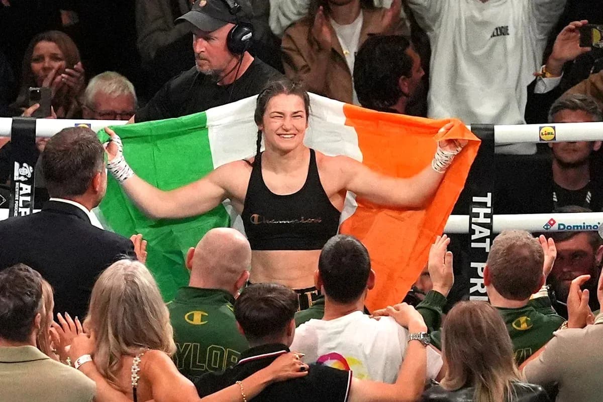 Boxeuse tenant le drapeau irlandais après victoire