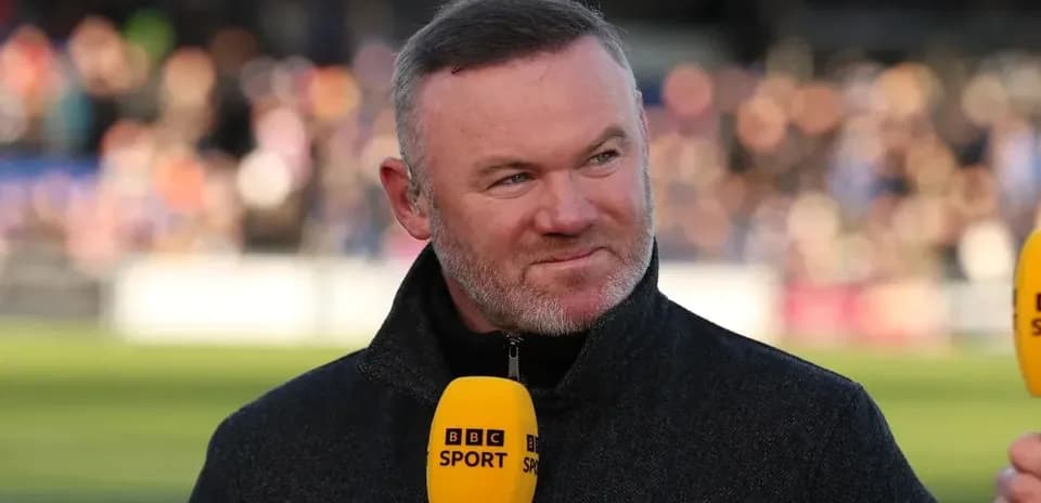 Commentateur sportif avec microphone sur terrain