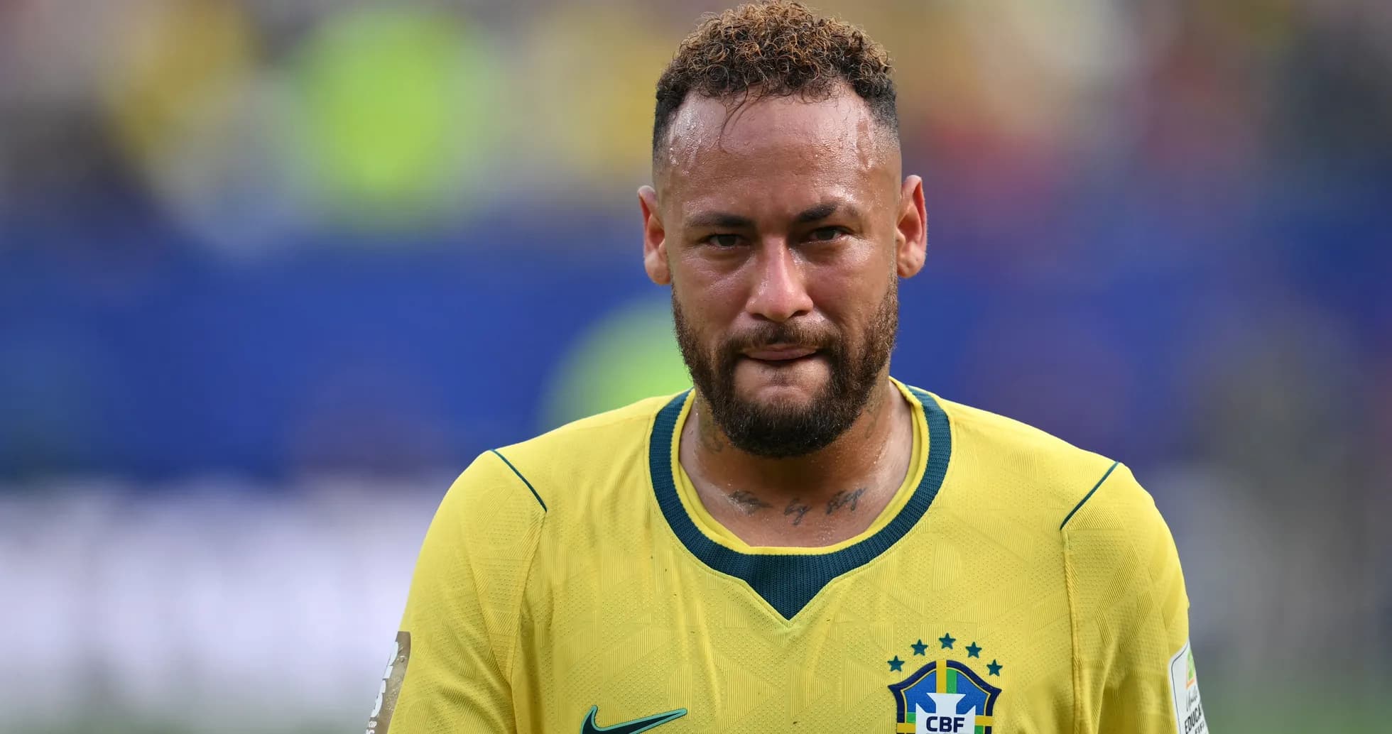 Joueur de football brésilien portant un maillot jaune
