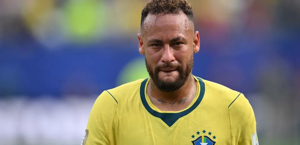 Joueur de football brésilien portant un maillot jaune