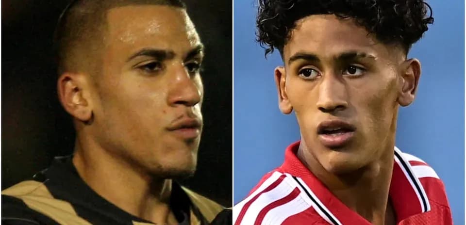 Deux footballeurs posant pour la photo en gros plan