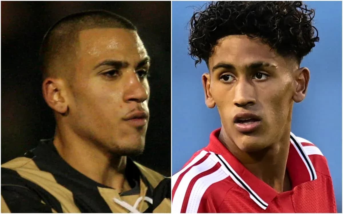 Deux footballeurs posant pour la photo en gros plan