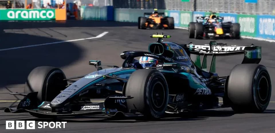 Voiture de Formule 1 en course sur circuit
