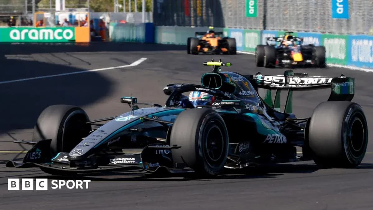 Voiture de Formule 1 en course sur circuit