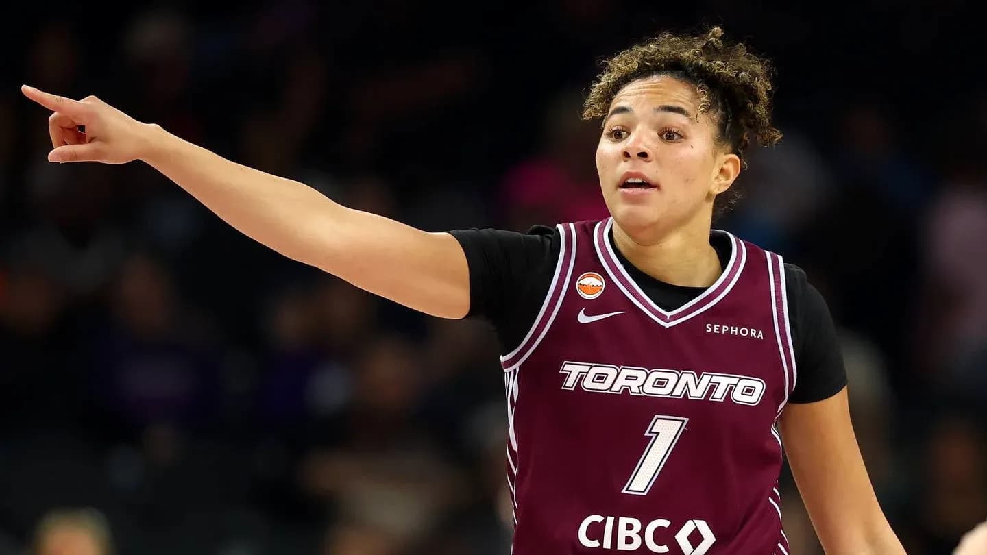 Joueuse de Toronto indiquant une direction sur le terrain