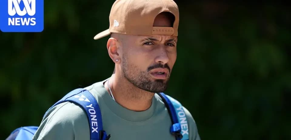 Joueur de tennis portant un sac à dos en extérieur