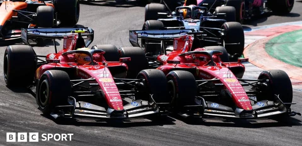 Deux voitures Ferrari en pleine course sur circuit