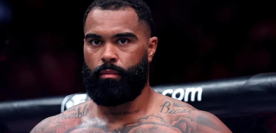 Lutteur avec une barbe et des tatouages en attente