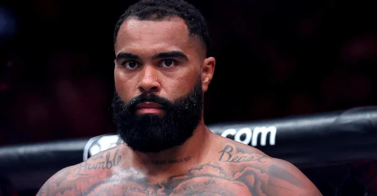 Lutteur avec une barbe et des tatouages en attente