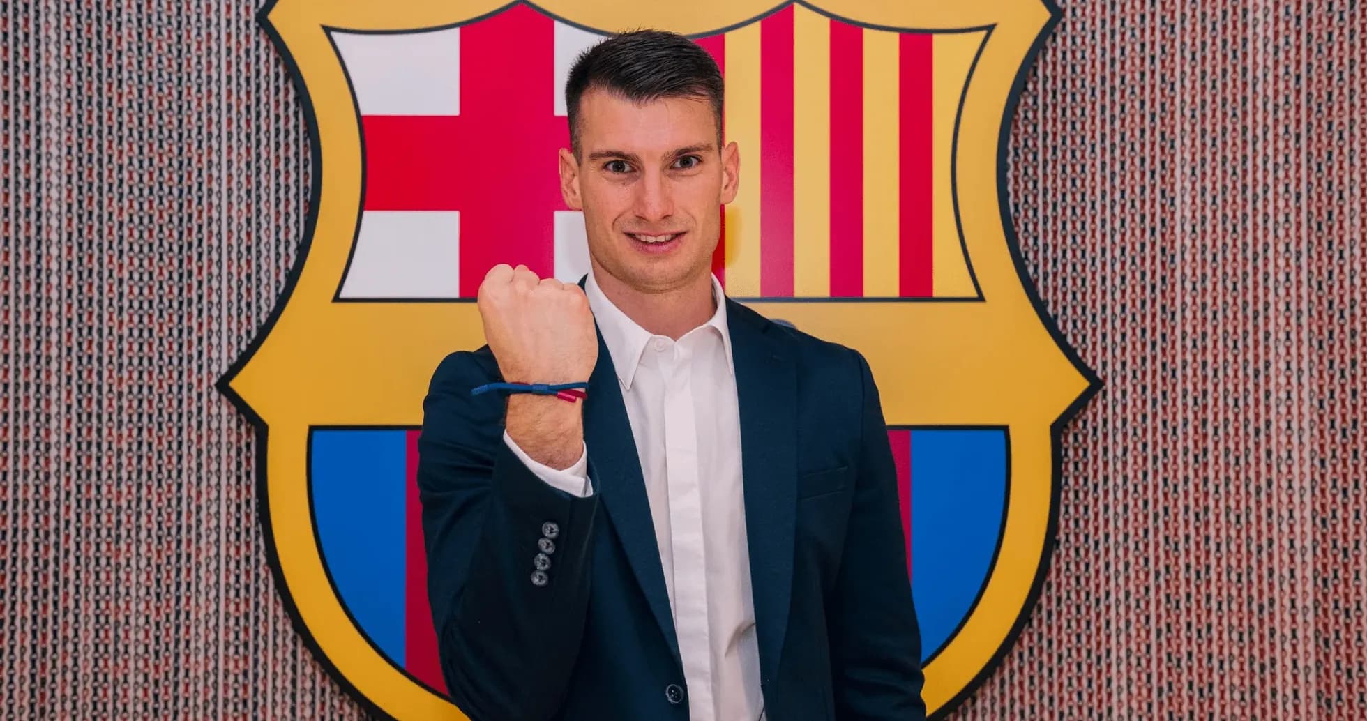 Joueur posant devant le logo du FC Barcelone