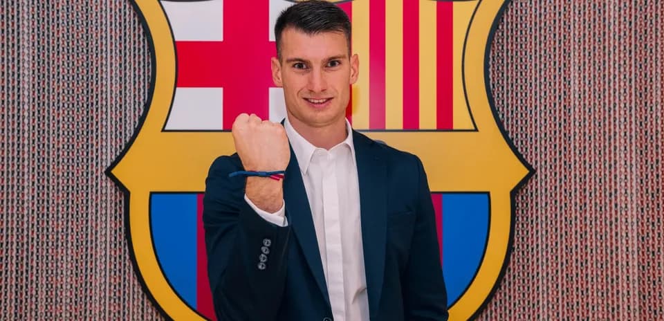 Joueur posant devant le logo du FC Barcelone