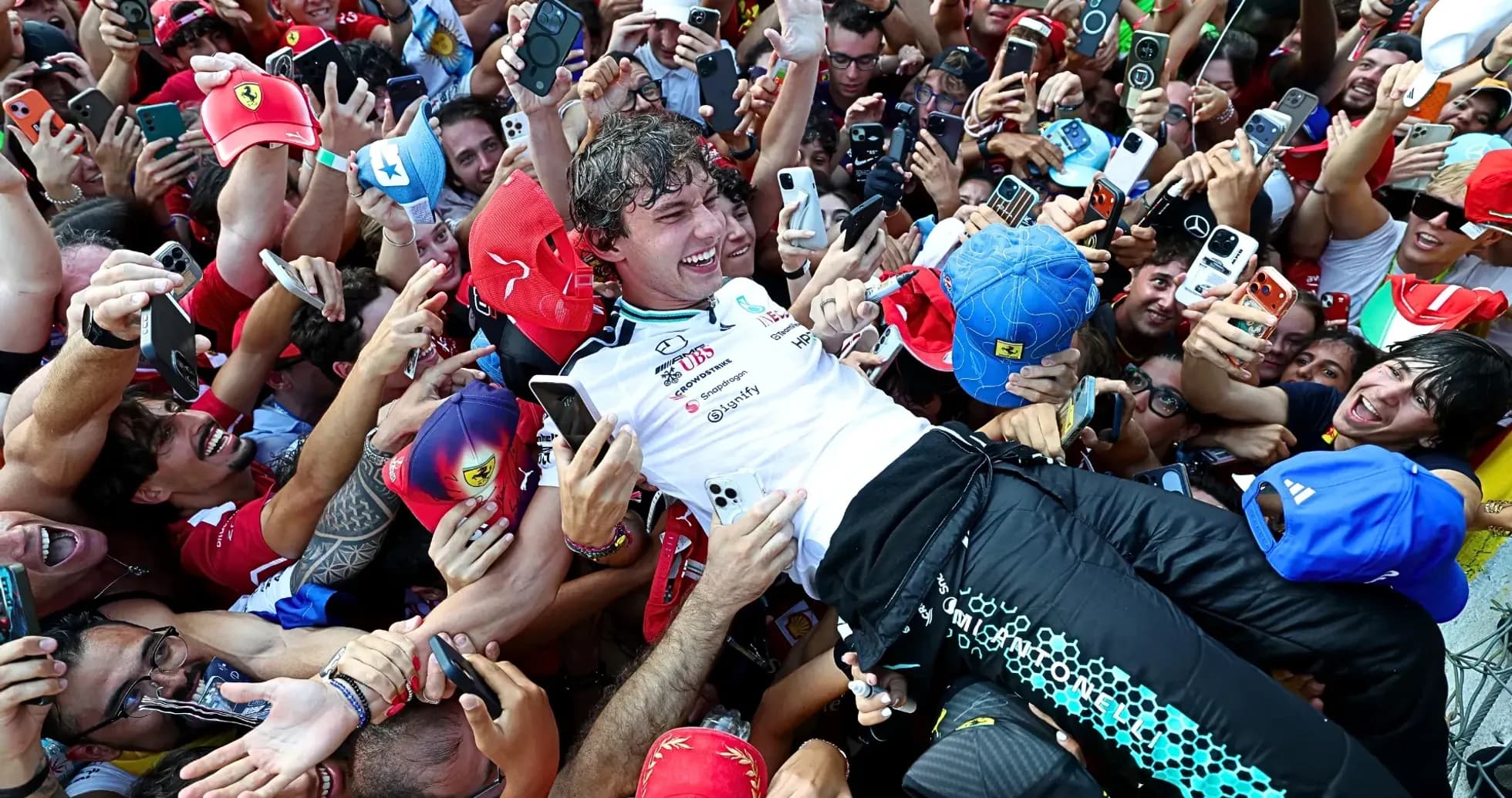 Pilote célébré par des fans après une course