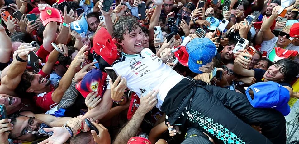 Pilote célébré par des fans après une course