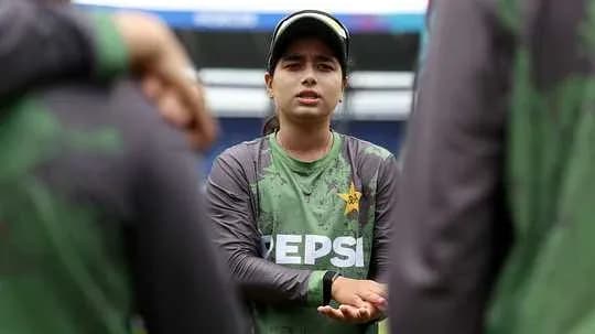 Joueuse pakistanaise donnant des instructions lors de l'entraînement