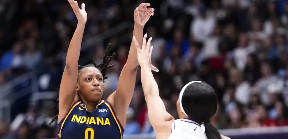 Joueuse d'Indiana tirant au basket contre une défenseuse