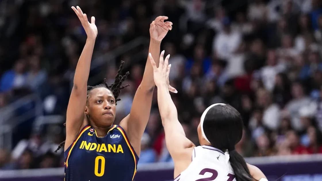 Joueuse d'Indiana tirant au basket contre une défenseuse