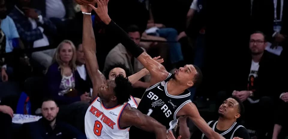 Joueur des Knicks tentant un tir sous la défense des Spurs