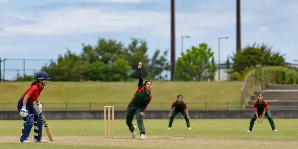 Joueuse lançant la balle pendant un match de cricket