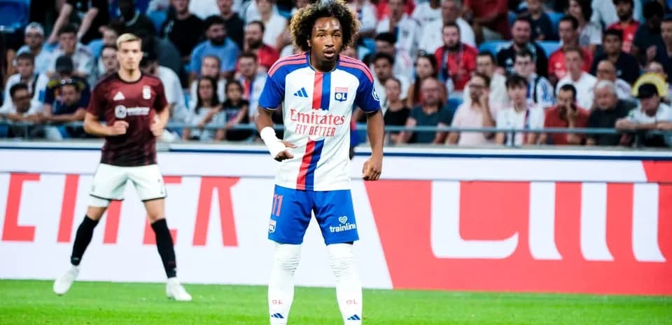 Joueur de l'OL sur le terrain pendant un match